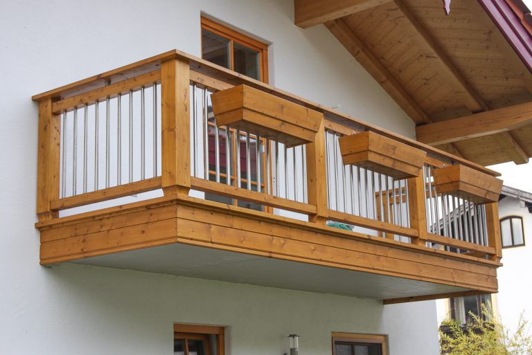Holzbalkone kombiniert mit Edelstahl und Glas Balkone Schreckenbauer