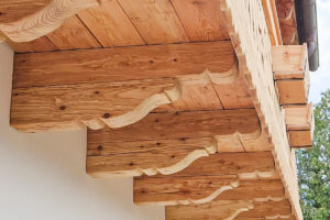 Balkonträger und Balkonboden in Lärche gehackt.